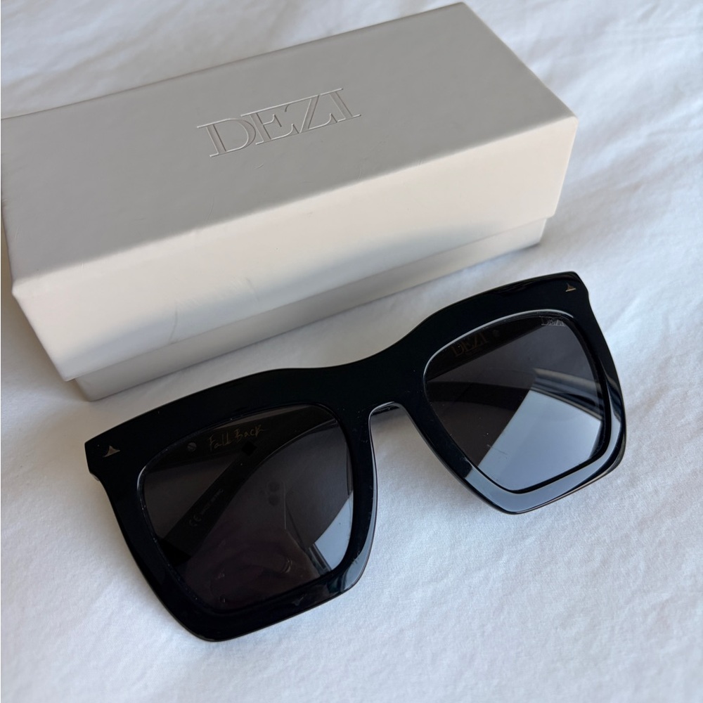 DEZI Sunglasses “Fall Back” Black